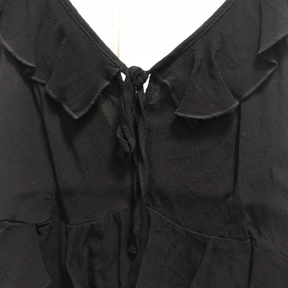 Ruffled black crop top - Picture 2 of 4